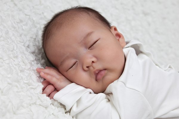 Trẻ sơ sinh thở mạnh bụng phập phồng khi ngủ có phải bị viêm phế quản?