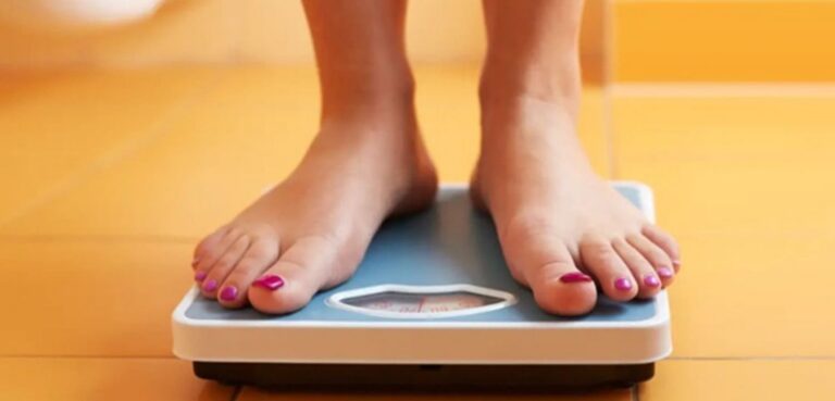 15 lý do khiến cân nặng của bạn thay đổi trong ngày