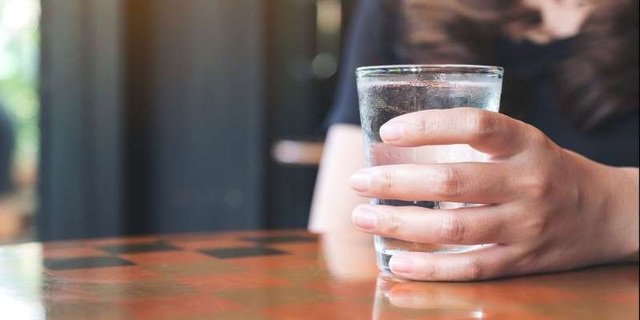 Thường xuyên khát nước là triệu chứng của bệnh gì?