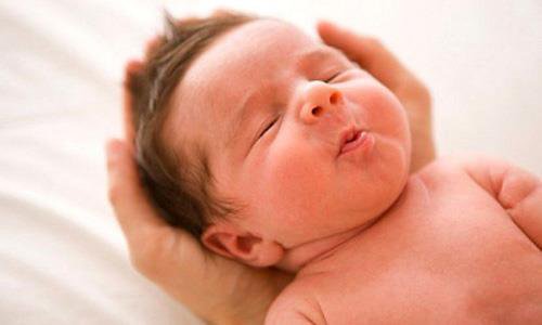 Xuất huyết não ở trẻ sơ sinh có chữa được không?