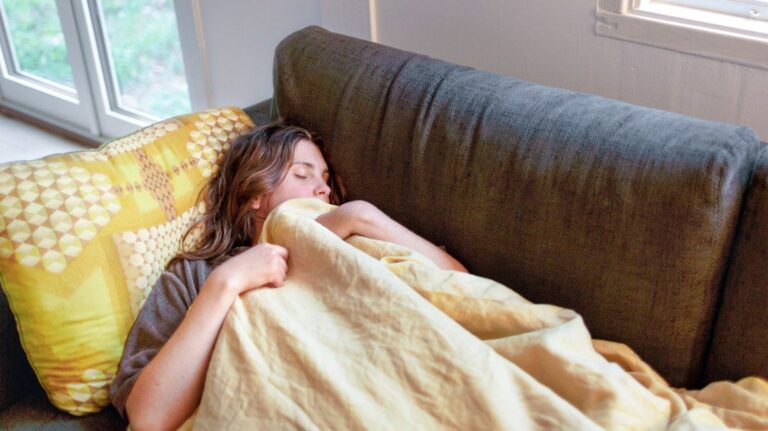 Ngủ trên sofa có hại cho bạn không?