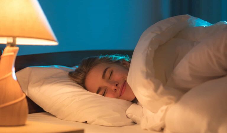 Ngủ với đèn sáng tốt hay xấu cho bạn?