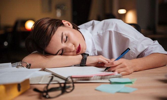 Buồn ngủ ban ngày, giấc ngủ ngắn kéo dài liên quan đến các nguy cơ về tim