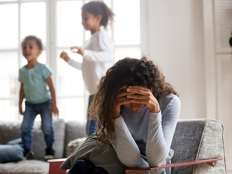 Kiệt sức khi làm cha mẹ: Cách đối phó