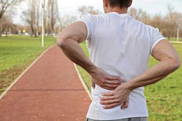 Vì sao bạn chạy bộ bị đau lưng?