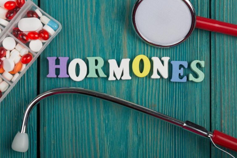 Lợi ích và nguy cơ của liệu pháp hormon thay thế trong điều trị rối loạn mãn kinh