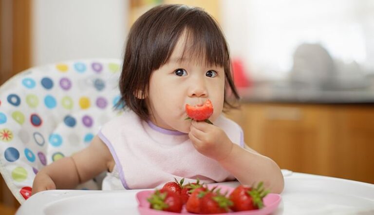 Cho bé ăn trái cây khi nào? Ăn thế nào cho đúng cách?