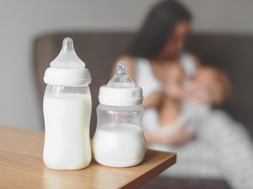 Sữa mẹ và sữa công thức uống cách nhau bao lâu?