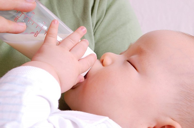 Trẻ sơ sinh uống sữa nguội có bị đau bụng, tiêu chảy?
