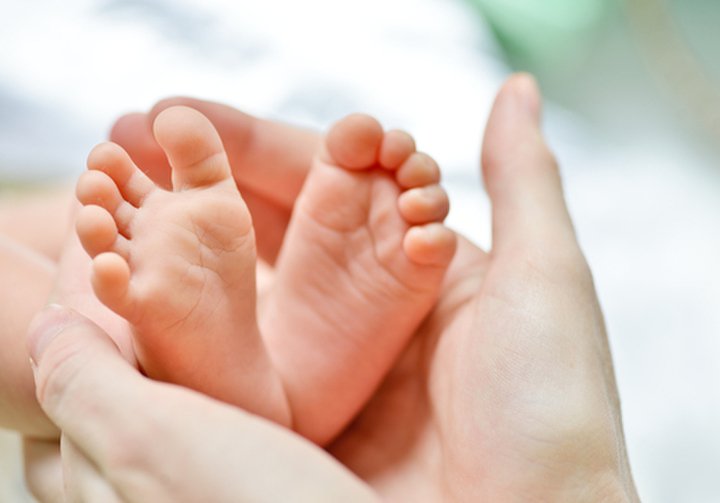 Vì sao trẻ sơ sinh đổ mồ hôi tay chân?