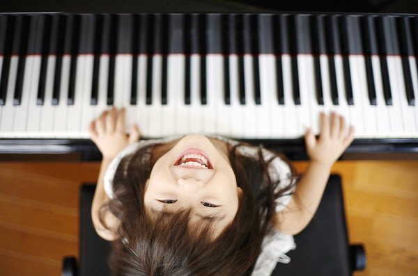 Cách khuyến khích năng khiếu âm nhạc của trẻ
