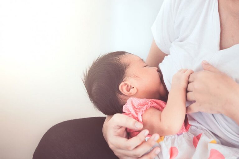Nuôi con bằng sữa mẹ hoàn toàn trong 3 tháng giúp giảm nguy cơ mắc bệnh chàm mãn tính