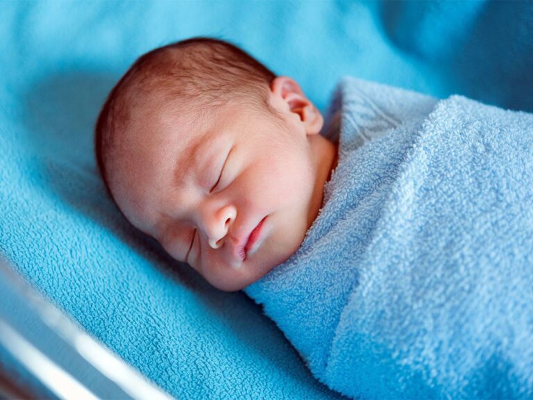 Kiểm tra nhịp thở trẻ sơ sinh khi ngủ