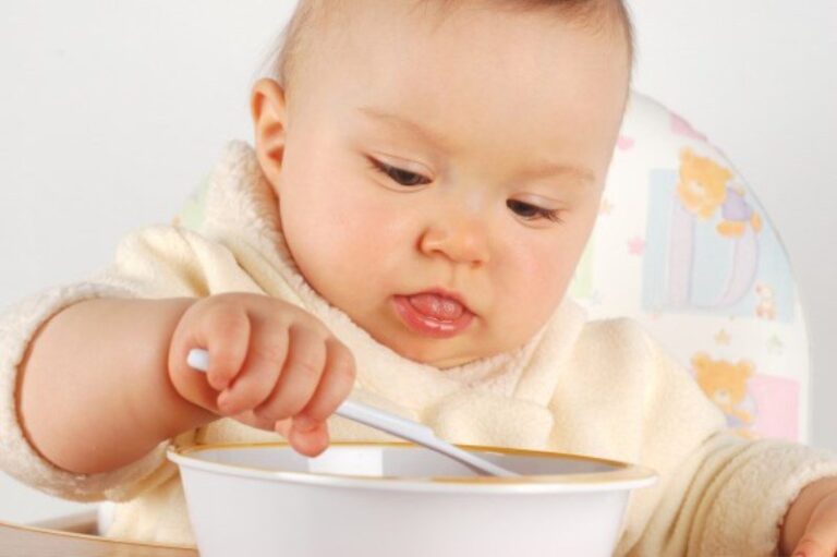 Trẻ 8 tháng tuổi: Chế độ dinh dưỡng và chăm sóc răng miệng