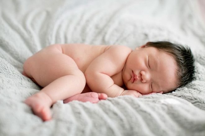 Trẻ sơ sinh 2 tuần tuổi: Cách chăm sóc và những lưu ý