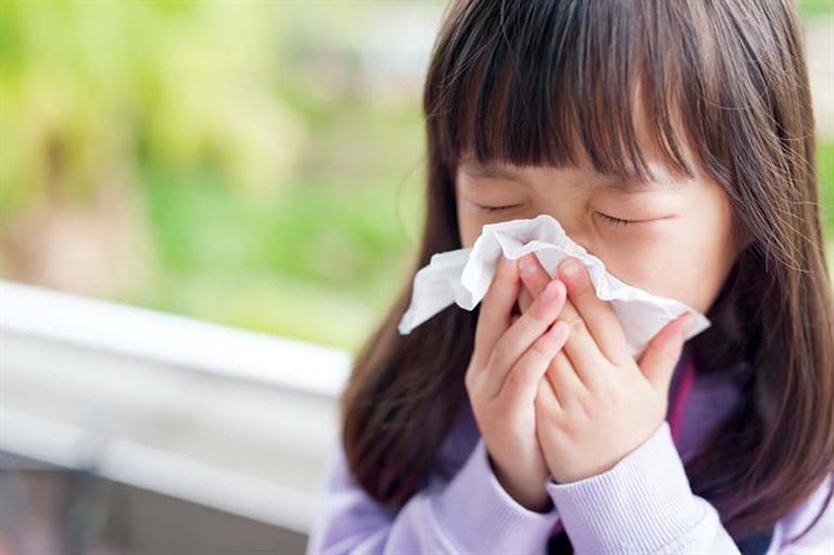 Viêm mũi dị ứng trẻ em: Vì sao có những trẻ bị viêm mũi dị ứng quanh năm?