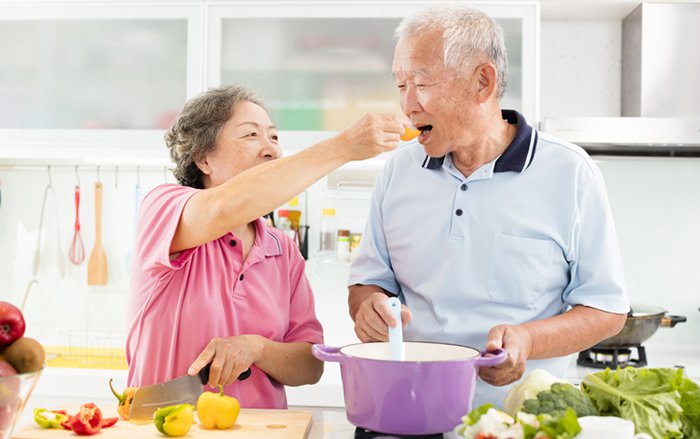 Dinh dưỡng và thể chất sau 70 tuổi: Làm thế nào để đáp ứng đủ nhu cầu?