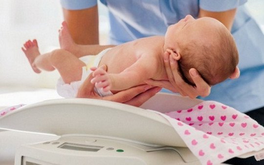 Trẻ nhẹ cân: Lấy máu gót chân, sàng lọc sơ sinh vào thời điểm nào?
