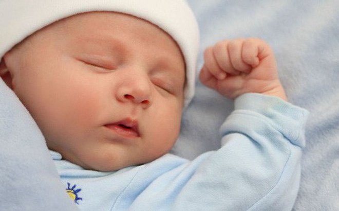 Lý do trẻ sơ sinh ngủ hay rướn người, giật mình, không sâu giấc