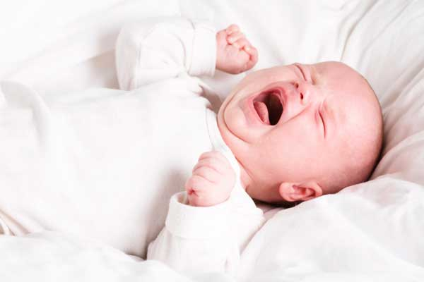 Làm thế nào khi trẻ bị sốt phát ban cao, quấy khóc nhiều?