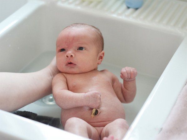 Lưu ý khi tắm cho bé sơ sinh chưa rụng rốn