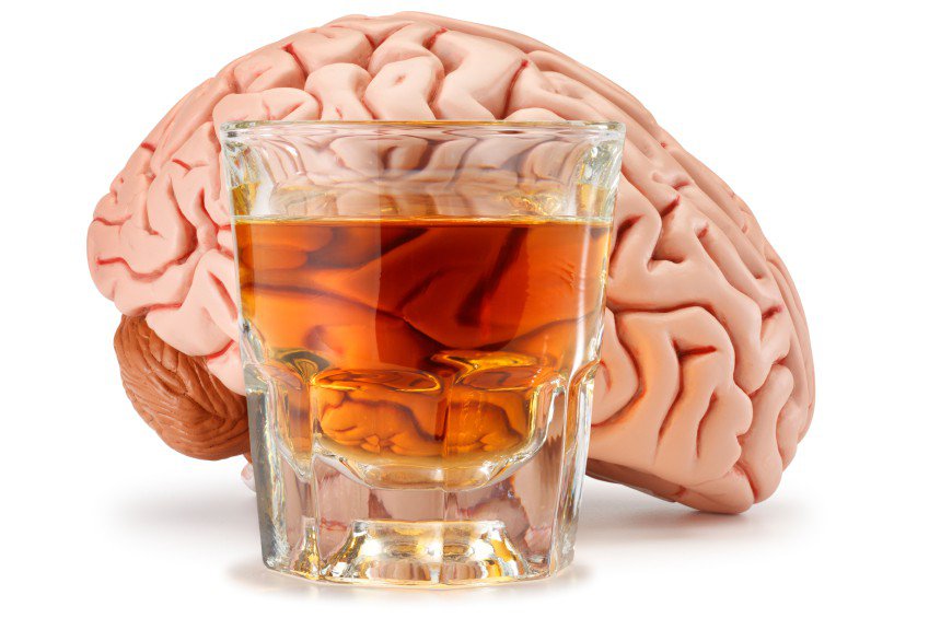 Tại sao uống rượu gây đau đầu?