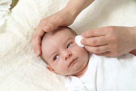 Nhỏ sữa mẹ vào mắt trẻ: Đừng tùy tiện