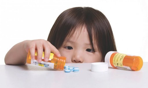 Lưu ý khi dùng thuốc kháng sinh trị viêm tai giữa cho trẻ em