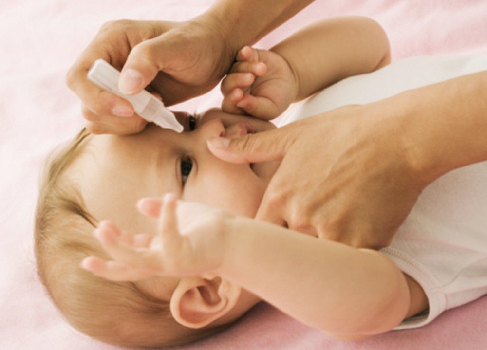 Thuốc nhỏ mắt kháng sinh cho bệnh viêm kết mạc ở trẻ sơ sinh