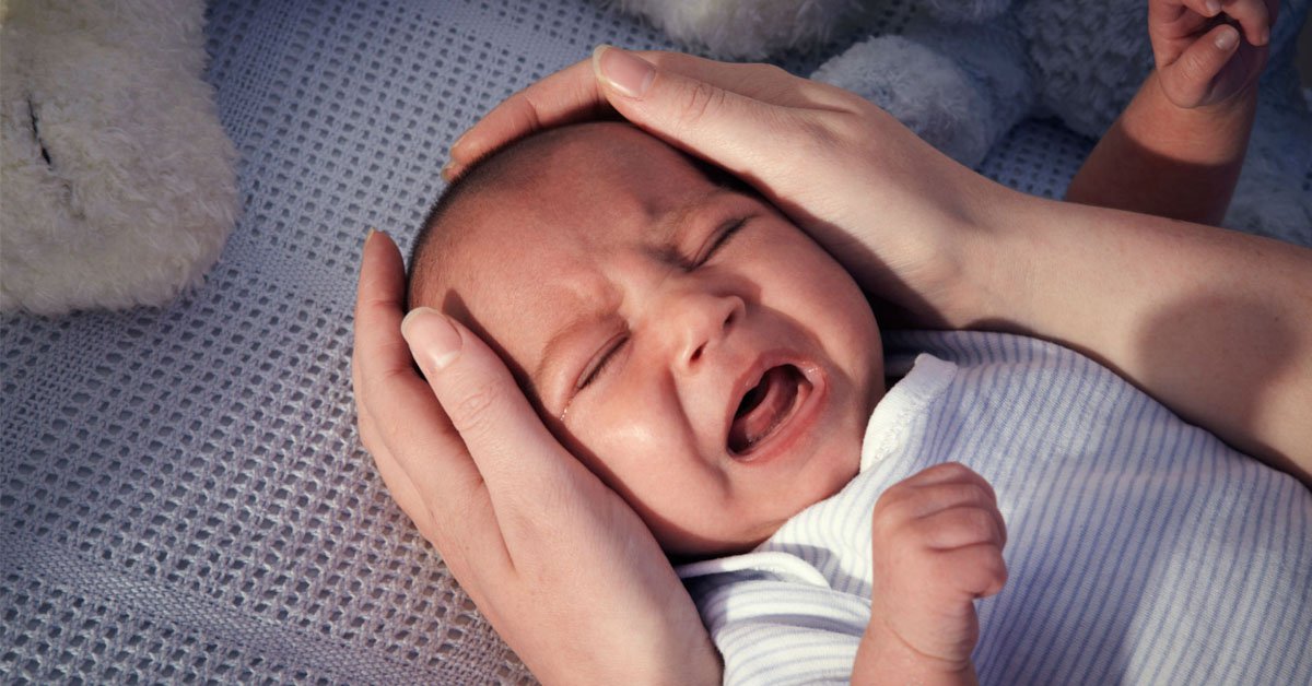 Vì sao trẻ sơ sinh ngủ không sâu giấc, hay quấy khóc?