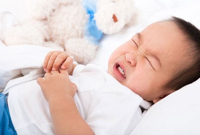 Trẻ bị sốt kèm đau bụng, nôn: Cảnh giác viêm ruột thừa