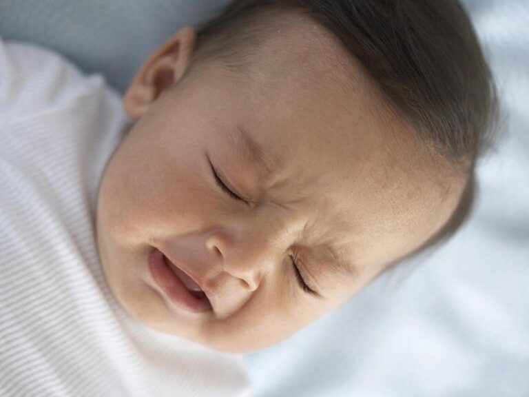 Nên làm gì khi trẻ 1 tháng tuổi bị ho, nghẹt mũi?