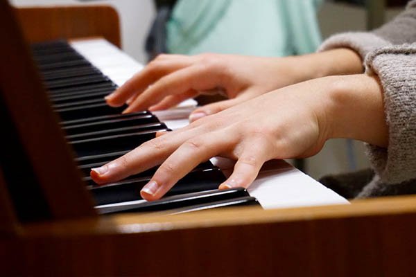 Sử dụng âm nhạc trị liệu để phát triển kỹ năng bắt chước của trẻ tự kỷ