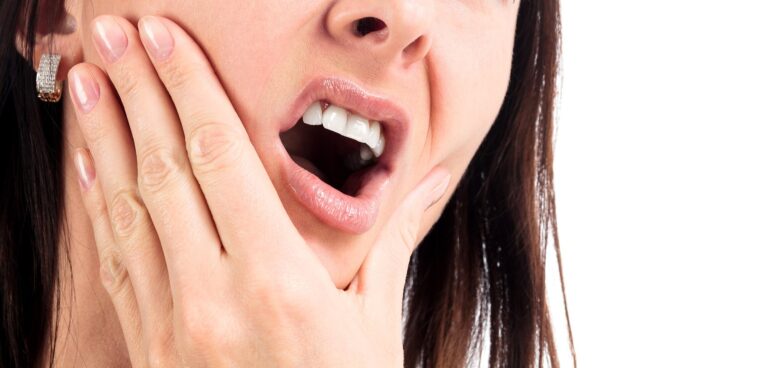 Cần làm gì khi tình trạng đau răng lan đến cổ và đầu?