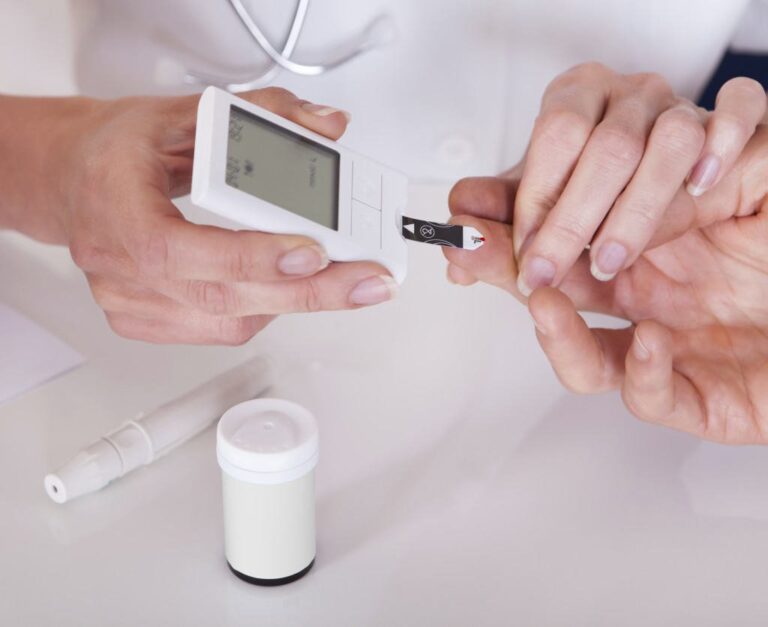Mắc bệnh tiểu đường, máu nhiễm mỡ kèm theo viêm tụy có nguy hiểm không?