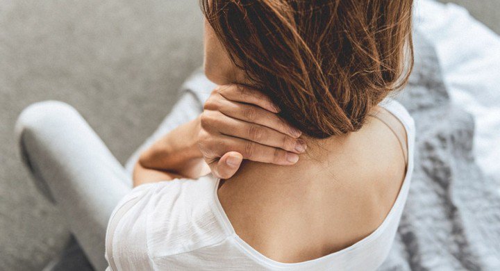 Xuất hiện cục cứng sau gáy, đau khi nhấn vào là bị sao?