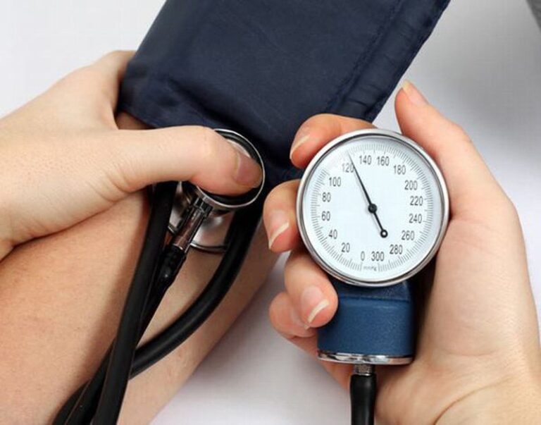 11 triệu chứng huyết áp thấp và lời khuyên từ bác sĩ