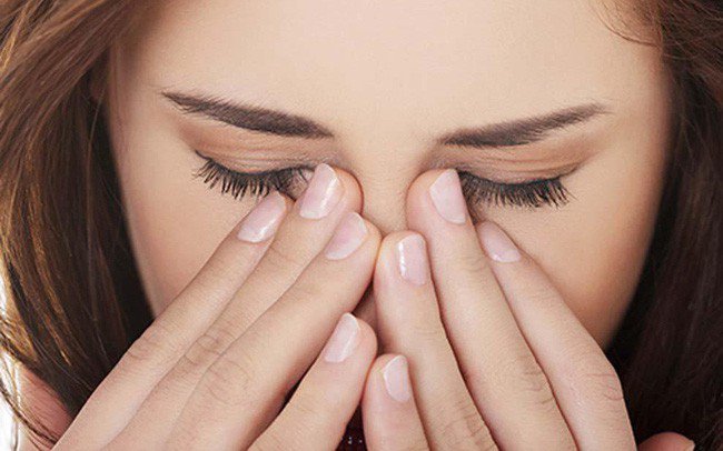 Thường xuyên co giật mí mắt là dấu hiệu bệnh gì?