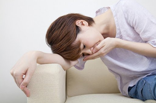 Điều gì gây ra đau ngực và nôn mửa?