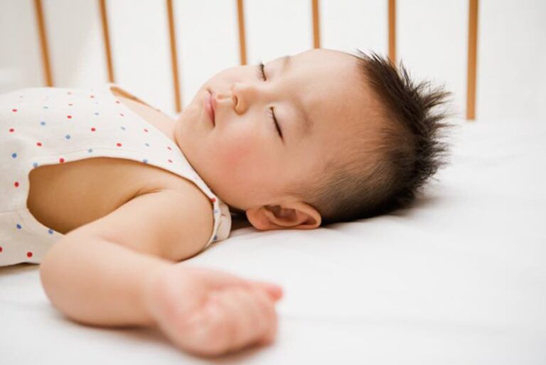 Trẻ 7 tháng bị nóng quanh đầu thường xuyên, cơ thể mát có làm sao không?