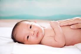 Tại sao trẻ 4 tháng tuổi thở khò khè khi bú đêm?