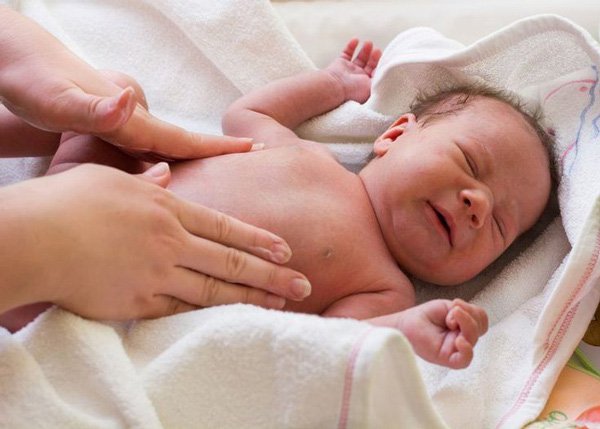 Trẻ sơ sinh không đi ngoài, căng bụng nguyên nhân là gì?