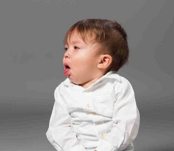 Nằm quạt cả đêm có làm cho viêm hô hấp trên ở trẻ tái phát nhiều lần không?