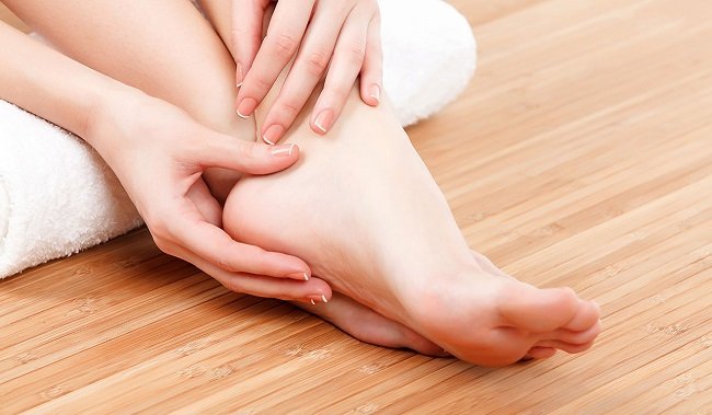 Phần chân dưới bị tê và nhức trong xương là dấu hiệu của bệnh gì?