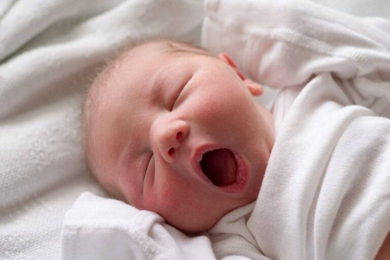 Trẻ sơ sinh hắt hơi nhiều kèm khò khè có sao không?