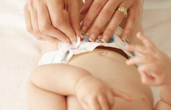 Trẻ sơ sinh đi ngoài phân lỏng thường xuyên có phải rối loạn tiêu hóa?