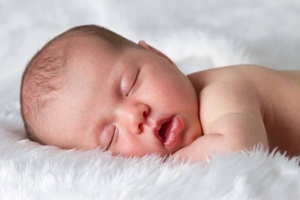 Trẻ sơ sinh ngủ nhiều có sao không?