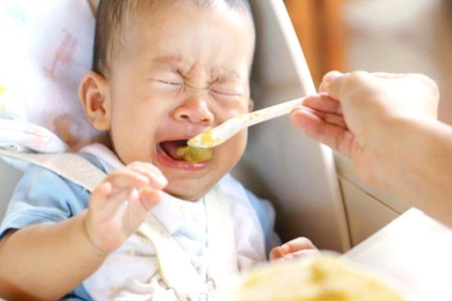 Bé trai 10 tháng biếng ăn, ăn ngậm nên làm gì?