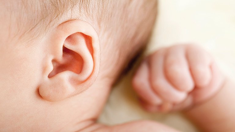 Trẻ sơ sinh xuất hiện ửng đỏ và ngứa ở tai có nguy hiểm không?