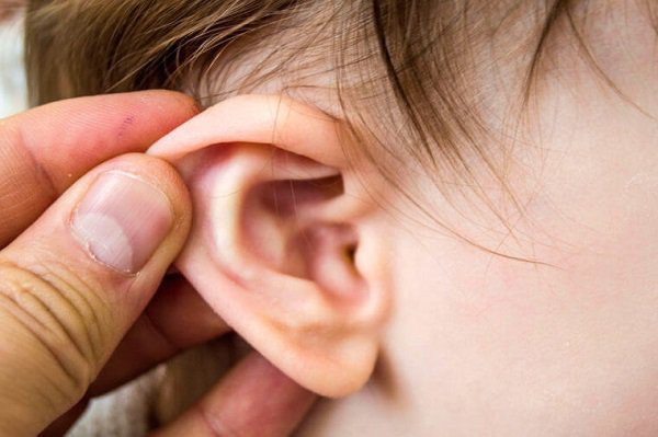 Trẻ chảy nước vàng ở tai có ảnh hưởng gì không?